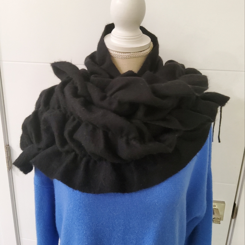 Lauren Ralph Lauren Black Wool Ruffled Scarf